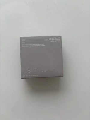 r.e.m. beauty Interstellar Highlighter - Interstellar Highlighter Topper i nyansen Miss Jupiter från r.e.m. beauty. Helt oanvänd och i original förpackning. 