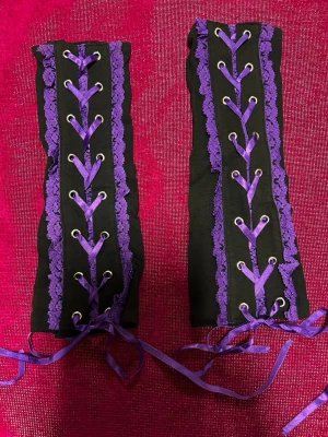 Armhandskar i onesize.  - Armhandskar i onesize. Material i Stretchig bomullstrikå. Helt nya. Lila band.