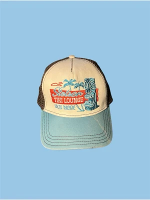 Stetson keps  - En ljus blå och vit Stetson keps med ett snyggt tryck där fram. Kepsen är i mycket bra skick.