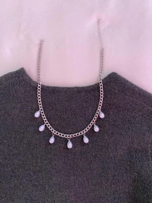 Silverfärgat halsband med pärldroppar - Säljer ett jätte fint pärlhalsband för endast 170kr😍Helt oanvänd och brukar oftast säljas mellan 300-600 kr! Passa på att köpa, jätte bra pris!