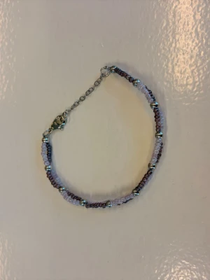 Handgjort Pärlarmband - Handgjort smycke av oss i högkvalitativa pärlor och kedja i rostfritt stål. Vid eventuella frågor skicka DM 😇