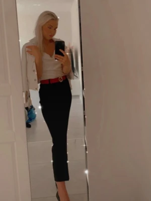 Kostymbyxor från Gina Tricot - Fina kostymbyxor från Gina Tricot i strl 34 som är något utsvängda i benen. Superbekväma och sitter bra men upplever att dom är lite för korta för mig som är 171cm. Använda någon enstaka gång men är i jättefint skick.