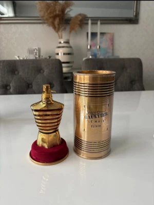 Jean Paul Gaultier Le Male Elixir 125 ML - Lyxig parfym i guld, formad som en manlig torso, från Jean Paul Gaultier. Den är inte använd. Fick den som present. Skickas inom 12 timmar✅