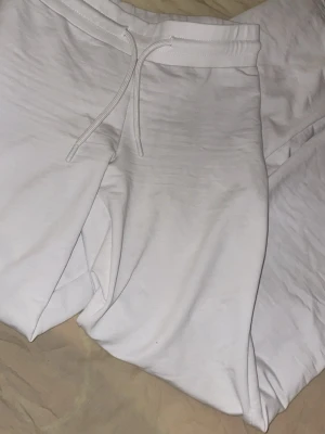 Vita ebba byxor lager 157 pants - Jätte sköna, perfekta för sommaren/våren. OBS!!! dom är lite smutsiga på botten (syns knappt) pga regn och att dom var för långa på mig.🫶🏻🫶🏻🫶🏻🤍