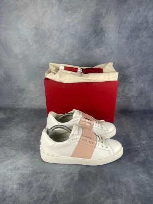 Valentino Open - Skick: 9/10. | Ingår: Skor, box, dustbags, kort och extrasnören. | Nypris: +- 7000 SEK.