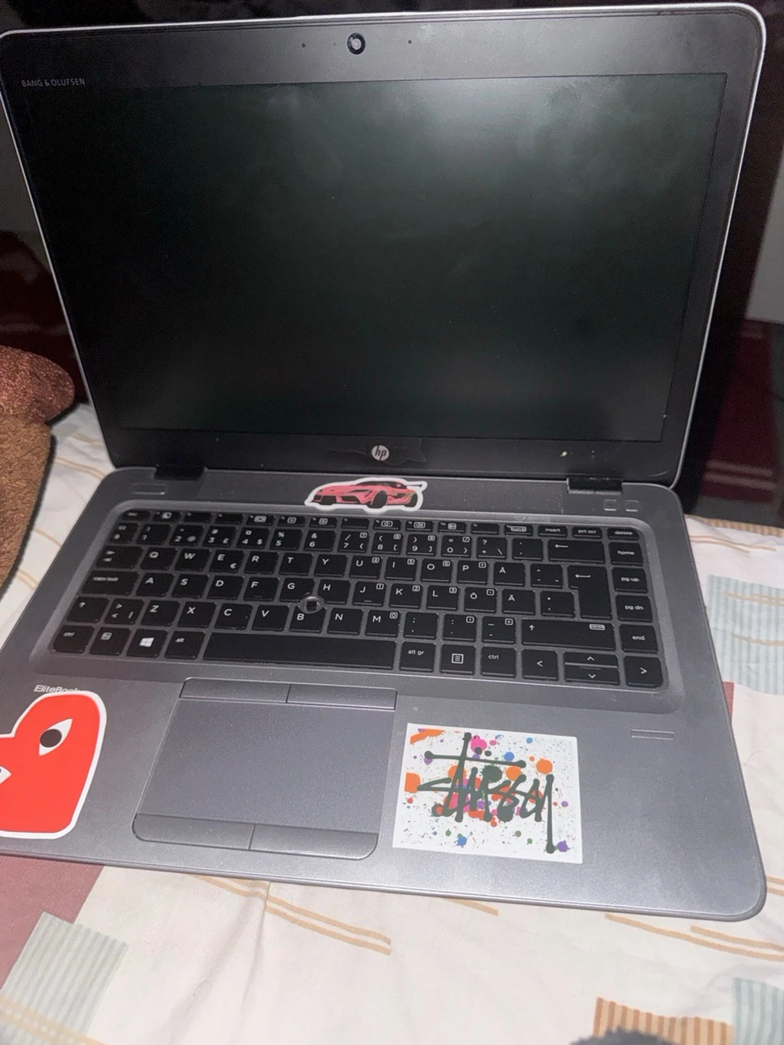 Svart och silver bärbar dator - 3