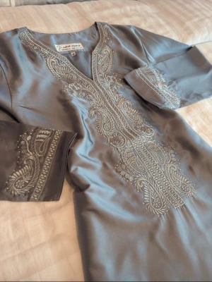 Abaya / jelabya  - Säljer dessa helt nya och oanvända fina abayas ( säljer flera av denna modell så bara att höra av er om antalet ni vill ha ). Materialet är satin, Jag har storlekarna Medium och X large kvar i denna🩶