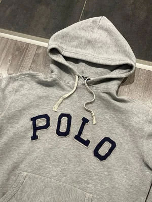 Polo hoodie - Tjena säljer denna tvärfeta hoodien från Polo Ralph Lauren i storlek S. Hoodien passar perfekt nu inför våren och den är skitsnygg. Skriv gärna vid intresse!