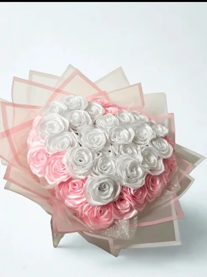 Evighetsrosor STOR bukett - Handgjordhjärtformad bukett med 20 vita rosor och 20 rosa rosor. Totalt 40 rosor.  Runt rosorna är det ljusrosa spets och flera tåliga plastpapper. Det är en stabil bas som gör att buketten kan stå på ett bord eller likande utan fallrisk. 38cm hög  43cm bred med rosor + inslagning 34cm bred räknat med bara rosorna. Perfekt som gåva, bordsdekorationer, bröllop, brudbukett, babyshowes -vem älskar inte blommor?