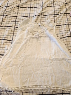 Enkel somrig blus - Fick den av mamma men aldrig använd och den är i väldigt fint skick. Hon har dock använt den men inte mycket. Säljer då jag inte har användning för den.