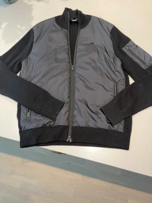 J.Lindeberg cardigan - Säljer denna cardigan som fungerar till både vardags eller sport. Perfekt inför våren samt kalla sommarkvällar. Priser är inte hugget i sten!