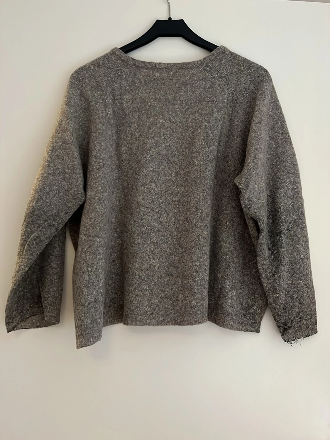 Söt och enkel grå stickad tröja - 1
