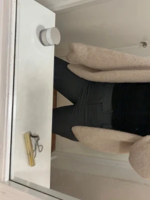 Mörkgrå kostymbyxor  - Säljer ett par mörkgrå kostymbyxor från ginatricot i bootcut passform. Byxorna har två knappar framtill och är i ett mjukt, stretchigt material som sitter snyggt. Perfekta till en stilren look. Byxorna är i storlek 34 och är använda bara några gånger.  