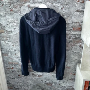 Cardigan  - Bra skick, använd men i bra skick! Passar dig som är mellan 170-180cm ungefär. Nypris ca 1500kr. Modellen är 185 cm, 75kg. Passar bra nu till våren! Skriv för mer information!🤝