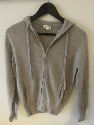 Grå zip hoodie från Soft Goat - Säljer nu min gråa kofta från soft goat i Kashmir. Det är Zip hoodien i grå. Den är knappt använd och är i nyskick. Inga defekter eller nopprig. Originalpris 2695kr 💞💞