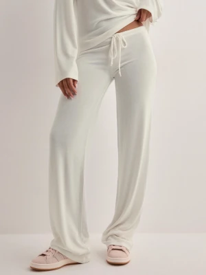 Vita mjuka loungewear-byxor - De är knottriga!! Superbekväma och löst sittande loungewear-byxor i vitt med dragsko i midjan. Tillverkade i ett mjukt och stretchigt material som passar perfekt för chill dagar hemma. Vida ben och enkel, stilren design.
