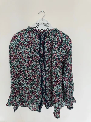 By Malina - Blommig blus - Använd ett fåtal gånger 