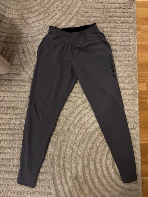Mörkgrå träningsbyxor Under Armour - Perfekt passform, passar otroligt bra för vardagligt umgänge eller om man ska träna! Mycket fin kvalité. 