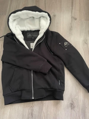  Moose Knuckles Bunny - Tjena, jag säljer en helt ny Moose Knuckles Bunny som jag fick i present men den var tyvärr för liten. Som sagt är den helt ny och har inga skador eller problem.                                                       (INFORMATION OCH PRIS DISKUTERAS I DM)