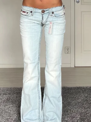 Jeans - Midjemått: 40cm rakt över, innerbenslämgd: 81cm 💗