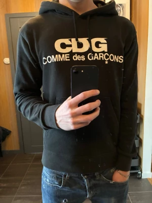 Svart CDG hoodie Comme des Garçons - Svart clean hoodie från Comme des Garçons/CDG. Köpt i butik i Japan, kvitto medföljer dessutom påse‼️💯NYPRIS:2500-3000kr‼️Storlek-M, men sitter som S😉Inga deflekter elr skador🤝