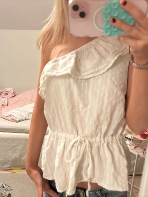 Vit off shoulder topp - Säljer denna söta topp, perfekt för vår och sommar som kommer, eller med en kofta till! Den har ett band runt midjan som man knyter själv, så den är justerbar i storlek⭐️