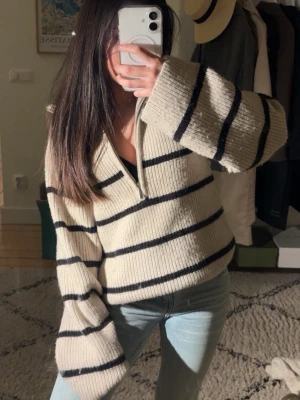 Randig tröja - Snygg randig tröja med dragkedja ifrån H&M. Tröjan är använd ett fåtal gånger men inga tecken på söndringar. Tröjan är i storlek S