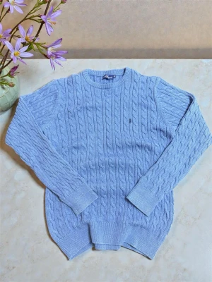 Ralph Lauren Dark Blue Cable Knit Sweater XL – Classic Style - Authentic Ralph Lauren cable knit sweater in dark blue. On the photo it looks like a kind of light blue but is more of a little darker blue because the light makes it brighter. Size XL, but fits comfortably as a relaxed L. Classic crew neck with the iconic embroidered logo – a timeless and stylish piece. Soft, warm, and cozy – perfect for everyday wear or dressing up. Very good condition and a must-have for anyone who loves quality and classic fashion. Grab this wardrobe staple before it’s gone!