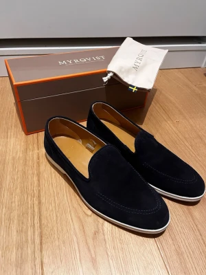 Myrqvist Brännö II Loafers - Jättefina Loafers från Svenska myrqvist i storlek 42. Passar även 43. Använda vid 1 tillfälle men säljes då de inte passar mig. Annars nyskick på mockan. Hör gärna av dig vid några funderingar! 