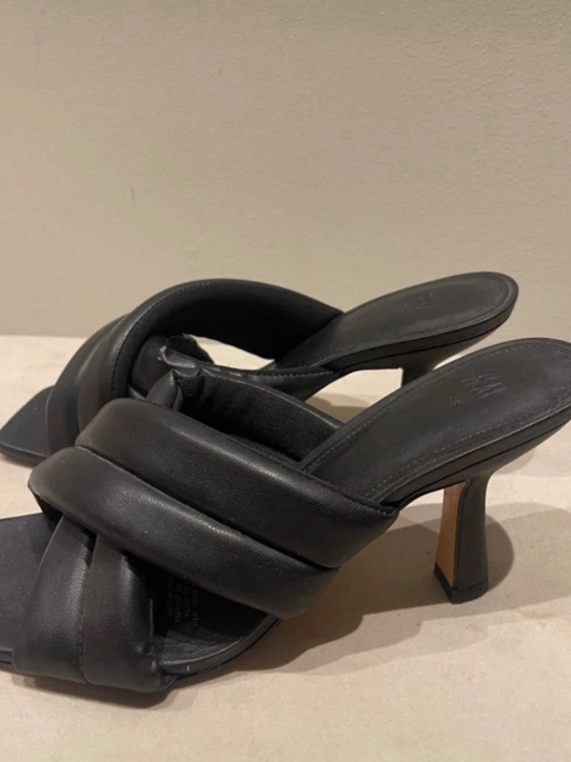 Svarta quiltade pumps från H&M - 1