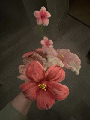 Handgjorda rosa filtade blommor - Säljer ett gäng handgjorda blommor i filtmaterial i olika nyanser av rosa och vitt. Blommorna har mjuka, fluffiga kronblad och gula detaljer i mitten. Perfekta som present till flickvän/pojkvän eller till familjemedlem, eller som dekoration. Unika och kreativa detaljer 