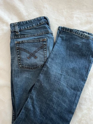 Blå raka jeans - Superfina blå midwaist jeans med raka ben från flash