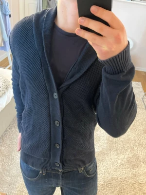 Stilren cardigan  - Cardigan | Mycket bra skick | Size - L | Pris 399 | Hör av dig vid minsta fråga eller fundering📩