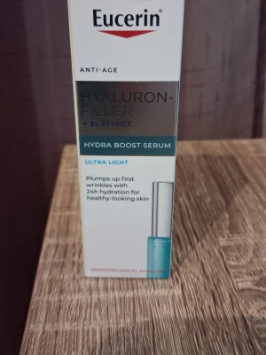 Eucerin Hyaluron-Filler Hydra Boost Serum - Eucerin Hyaluron-Filler Hydra Boost Serum Ultra Light är ett ansiktsserum med hyaluronsyra och glycerin som återfuktar huden i 24 timmar. Gelen är lätt, absorberas snabbt och passar perfekt som bas under smink. För dig som vill ha en fräsch och återfuktad hud.