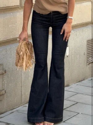 Alobha Jeans - Säljer dessa låg midjade bootcut från alobha i storlek 40,, passar långa tjejer 💗💗💗original pris 699kr och helt slutsålda jag säljer för 450kr