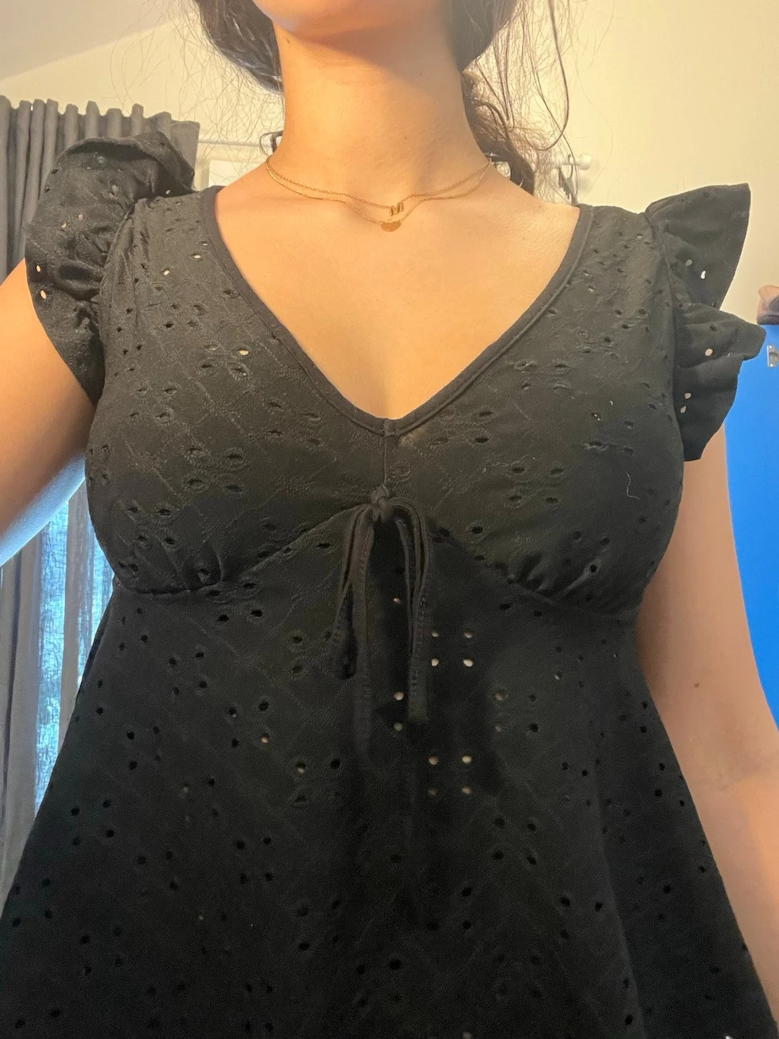 Svart blus med volangärm och knyt - 1