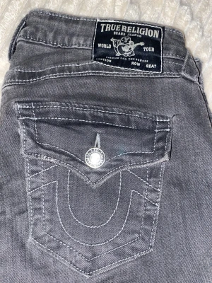 Grå jeans från True Religion - Säljer ett par grå jeans från True religion, typ helt nya använd ungefär 3 gånger. Men säljer då dom är lite långa och lite för stora i midjan på mig💕 ställ gärna frågor om ni har några funderingar🫶🏻