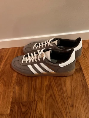 Adidas spezial skor  -  Snygga Adidas spezial skor , finns inte så mycket att säga köpte dom och dom var för små så dom är helt nya och aldrig andvända (denna modellfinns ej att köpa längre). Pris kan diskuteras vid snabb affär😊