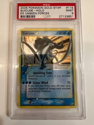 Pokémonkort Suicune Gold Star 2005 - Säljer ett samlarkort, Suicune Gold Star från 2005 års EX Unseen Forces-serie. Kortet är holografiskt och graderat av PSA med etikett och skyddande plastkapsel. Perfekt för Pokémon-samlare som vill ha något unikt och sällsynt i sin samling.