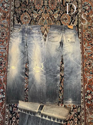 (Ultra rare) Levi’s 502XX Big E | Japan | Selvedge | Talon zip -  Levi’s 502XX Big E från 80 talet. Tillverkade i Japan, vilket visas av J22-stämpling bakom knapparna (fabrikskod). De är selvedge denim och utrustade med TALON-dragkedja, en klassisk detalj som användes på äldre Levi’s. 502XX är en mer ovanlig modell än 501 och uppskattas av många denim intreserade. Bra skick för ens ålder  • Midja: 39cm  • Längd: 102cm • Benöppning:21cm