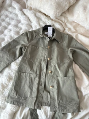 Grön overshirt med bälte från H&M - Ljusgrön vårjacka från bubbleroom. Helt oanvänd med prislappen på! 