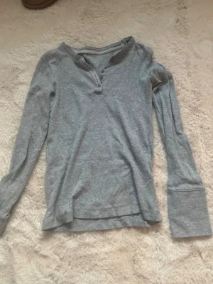 Grå tröja - Jättefin tröja!
