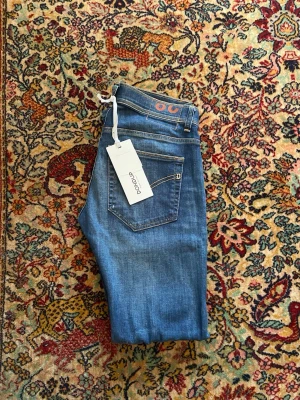 Blå jeans från Dondup - Ett par riktigt feta jeans från Dondup i modellen Konor och i färgen marinblå W28 L32