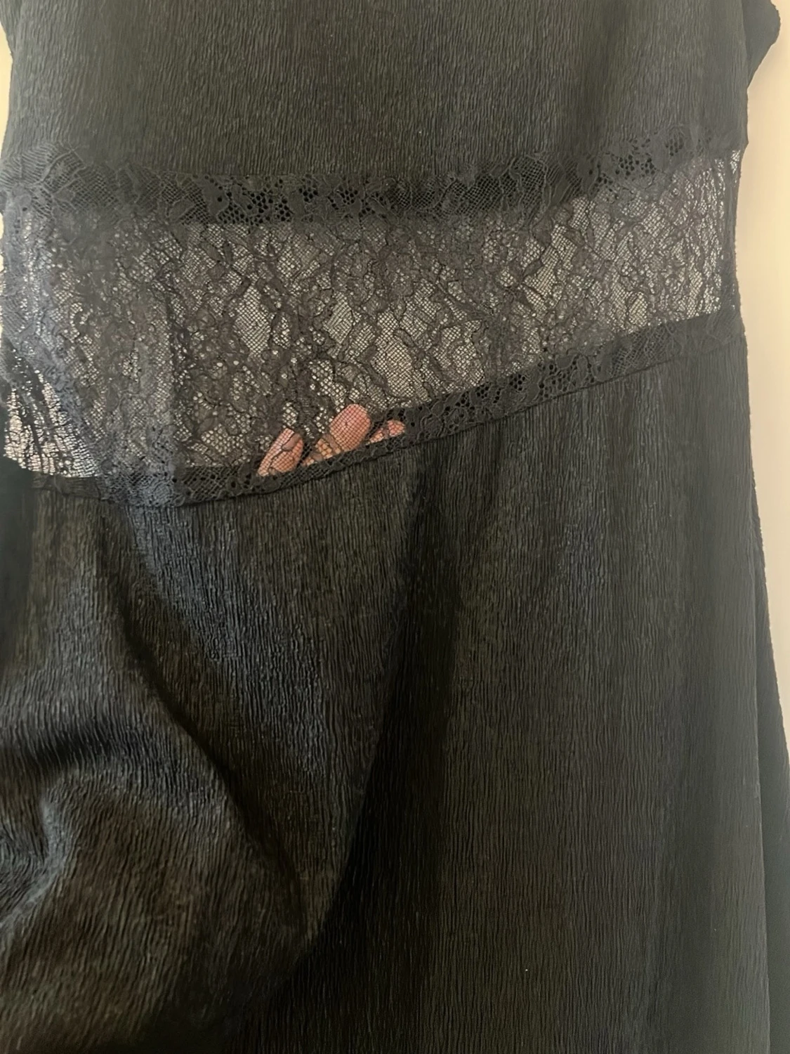 Svart klänning med spetsdetalj från Zara  - 1