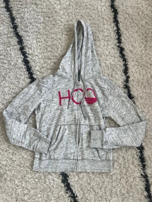 Hollister 🩷 - Grå & rosa hollister hoodie i storlek S 💞 