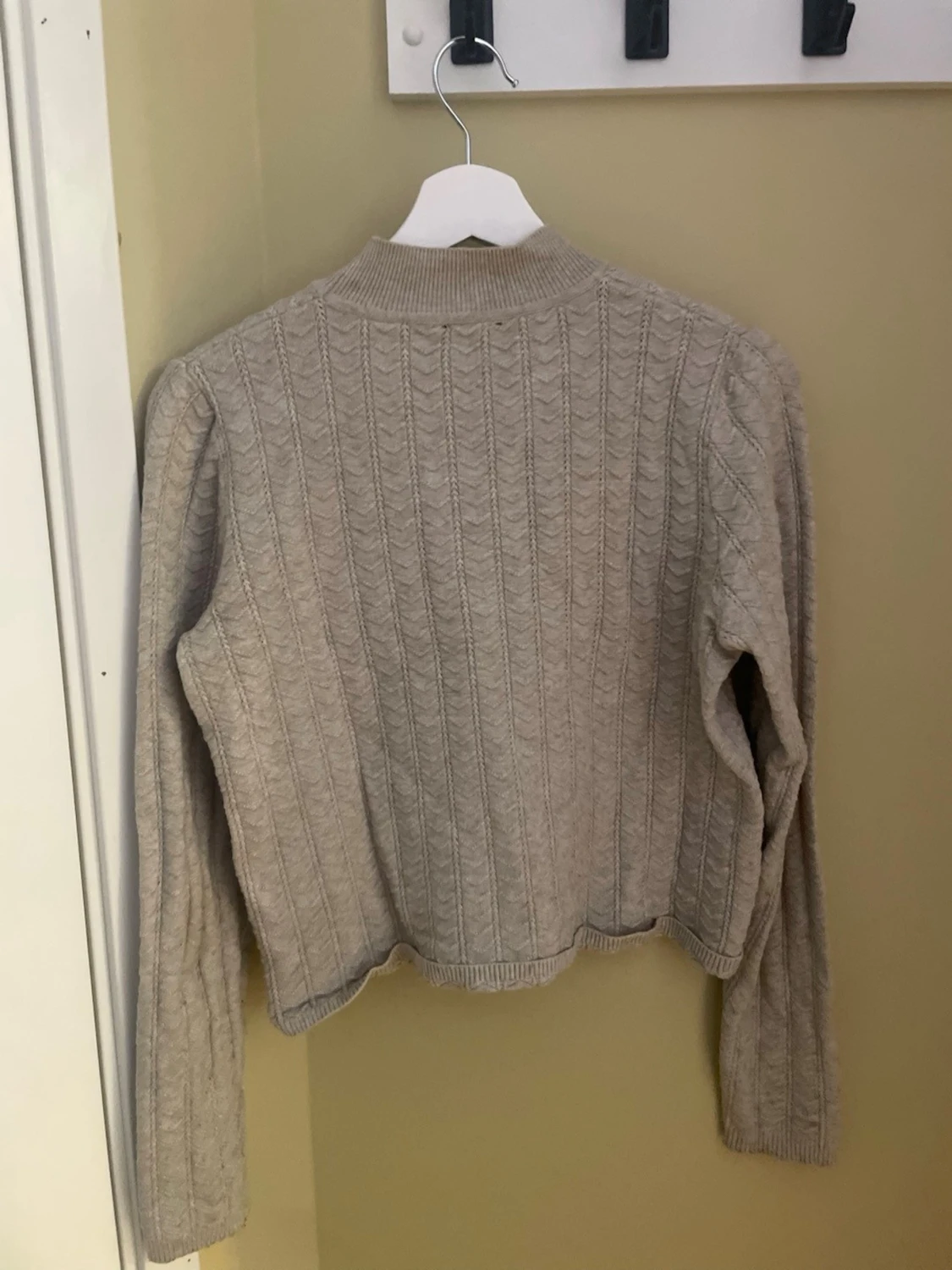 Beige kabelstickad tröja - 1