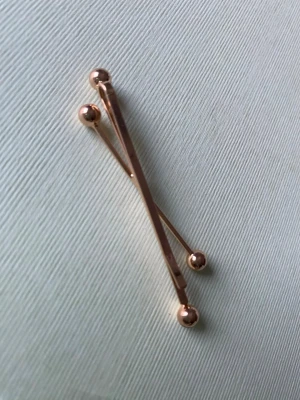 Guldiga minimalistiska hårnålar - Två i ett stilrena hårnålar i metall med guldfinish och små klot i ändarna. Perfekta för att skapa en enkel men trendig look. Passar till alla hårtyper och ger en snygg detalj till frisyren.