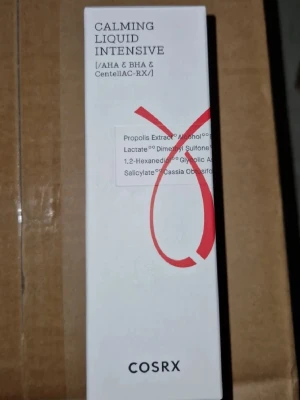 COSRX Calming Liquid Intensive toner - COSRX Calming Liquid Intensive är en toner med AHA, BHA och CentellAC-RX. Kommer i en vit, rektangulär förpackning med röd grafisk detalj. Innehåller bland annat propolisextrakt och glykolsyra för att lugna och exfoliera huden.  Obs datumet går ut 19 mars 2026