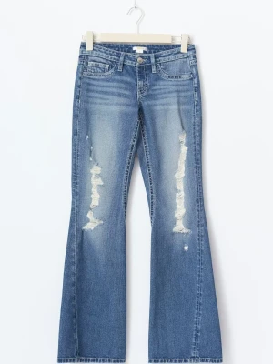 Blå bootcut jeans med slitningar - Snygga blå bootcut jeans med slitningar från gina tricot, ändast använda ett fåtal gånger och passar mig som är runt 170. Pris kan diskuteras