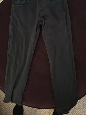 Svarta skum replay jeans - Säljer ett par svarta slim fit jeans med klassisk femficksdesign och dragkedjegylf. Jeansen har en enkel och stilren look som passar till det mesta. Materialet känns mjukt och stretchigt för extra komfort. Perfekta för dig som gillar en clean och modern stil.